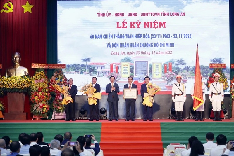 越南国家主席武文赏向隆安省授予胡志明勋章。