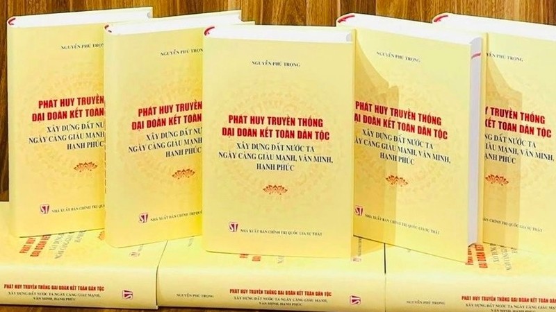 《发挥全民族大团结传统，建设越南日益富强文明幸福》一书。