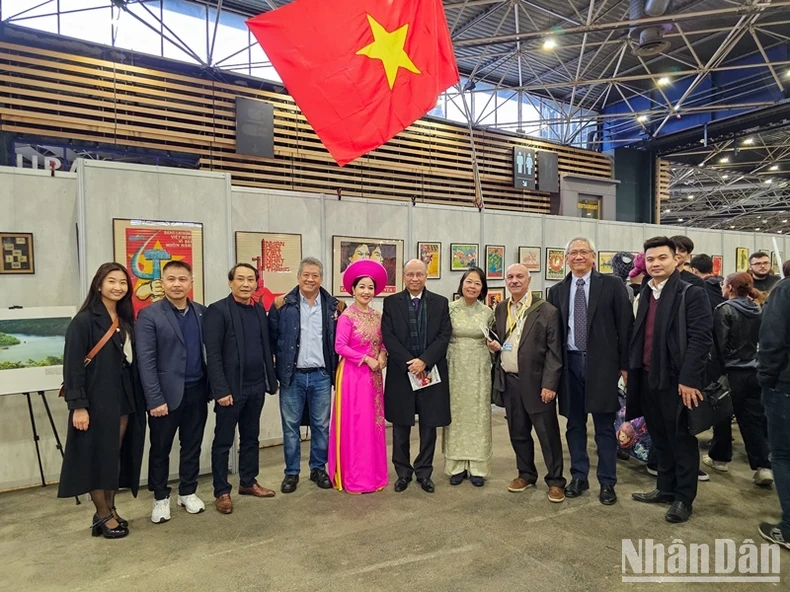 越南驻法国大使丁全胜和各位代表在越南空间合影。