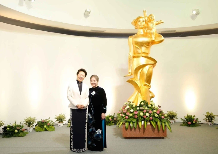 彭丽媛教授同吴氏敏女士在越南妇女博物馆合影。（图片来源：越通社）