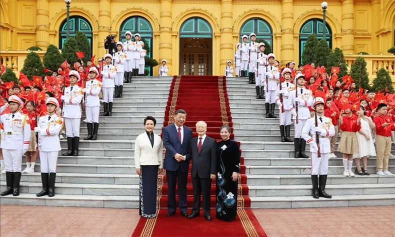 越共中央总书记阮富仲和夫人欢迎中共中央总书记、中国国家主席习近平到访。（图片来源：越通社）