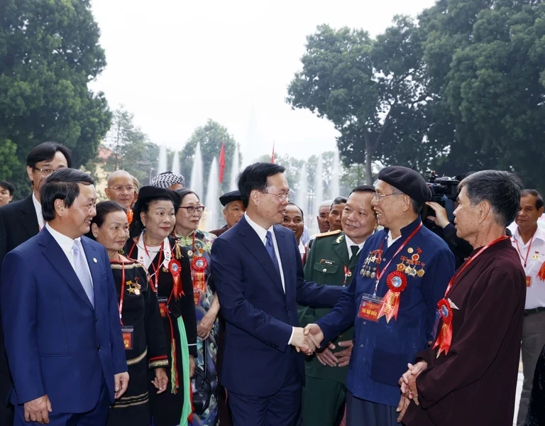 越南国家主席武文赏会见少数民族乡贤代表。（图片来源：越通社）