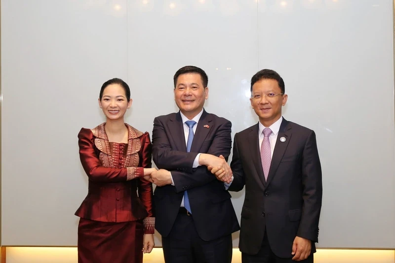 阮鸿延部长和占尼莫大臣，韩万迪部长。
