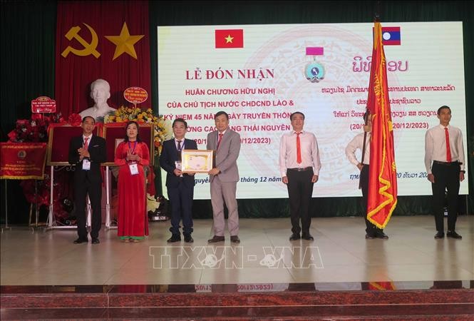 老挝代表向太原省高等专科学校授予友谊勋章。（图片来源：越通社）