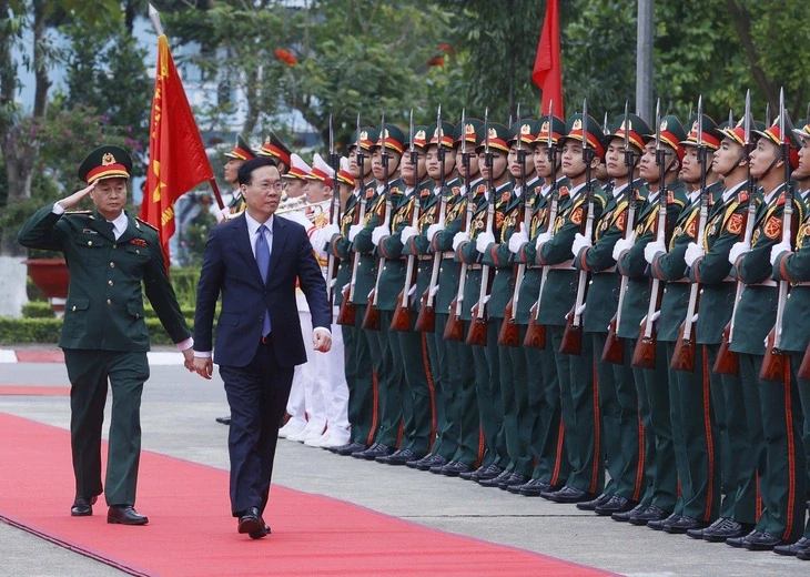 越南国家主席武文赏走访越南国防部第二总局K3旅。（图片来源：越通社）