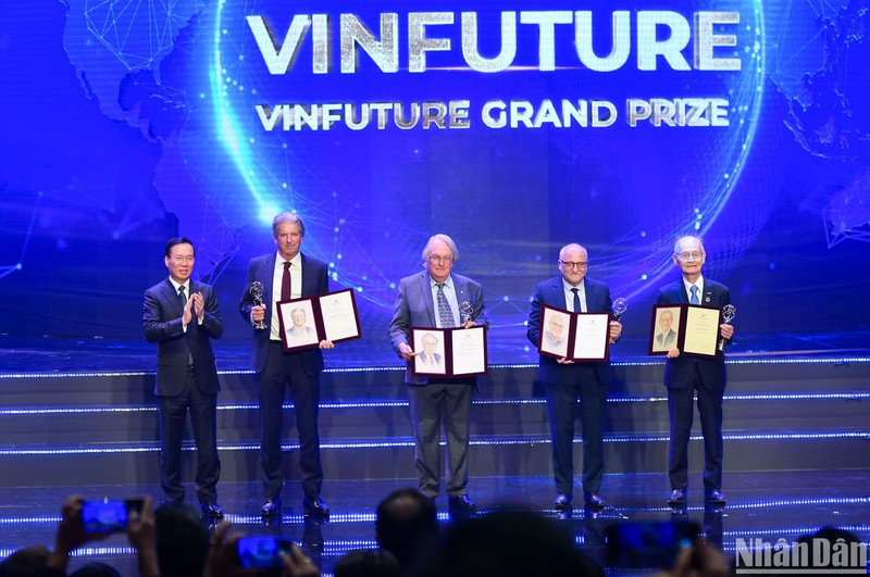 越南国家主席武文赏箱四名科学家颁发奖状。