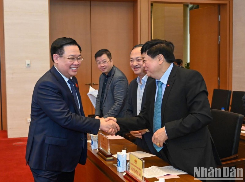 越南国会主席王廷惠会见新闻媒体机构领导。