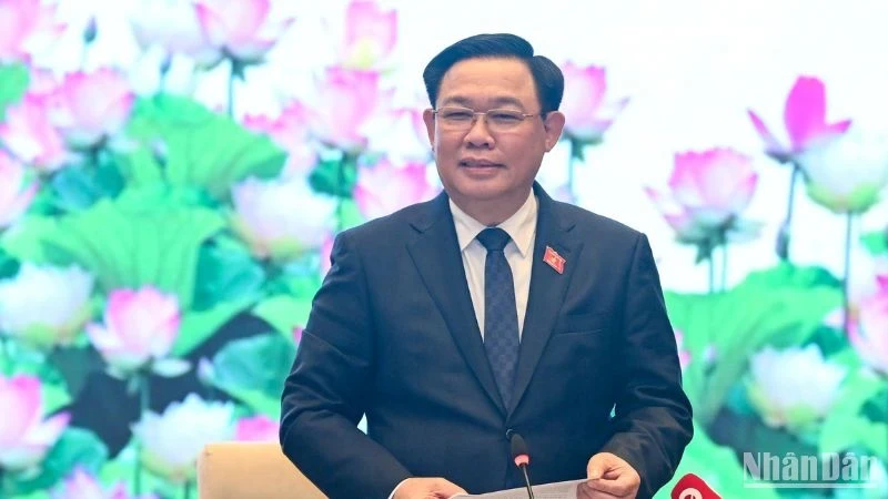 越南国会主席王廷惠在见面会上发表讲话。