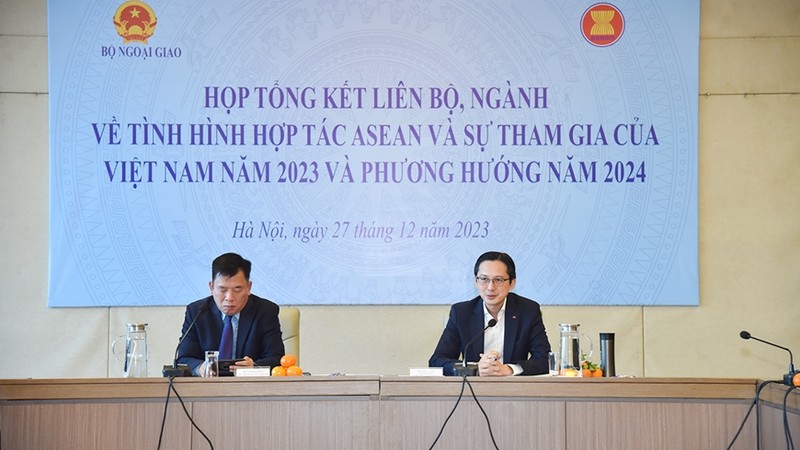 越南外交部副部长杜雄越（右）主持会议。（图片来源：越南人民军队报）