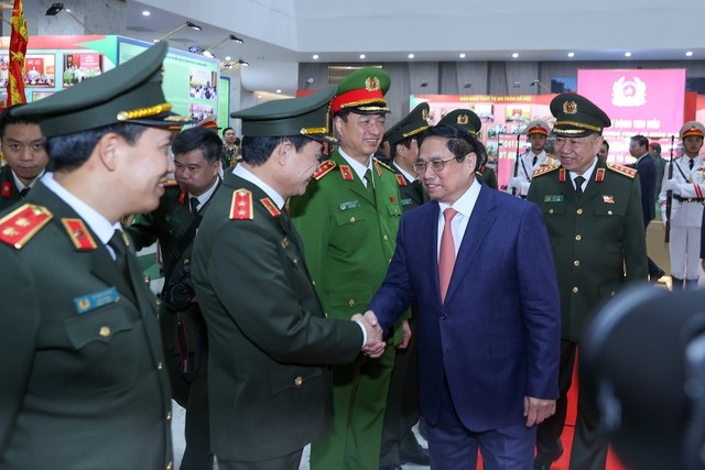 范明正总理和公安部领导。（图片来源：baochinhphu.vn）