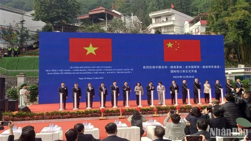 越南茶岭-中国龙邦升格为国际性口岸开通仪式。