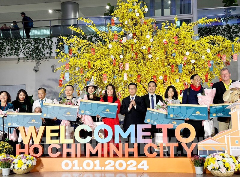 胡志明市迎来2024年首个入境外国游客团。（图片来源：hcmcpv.org.vn）