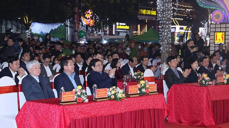 范明正总理和各位领导代表出席活动。