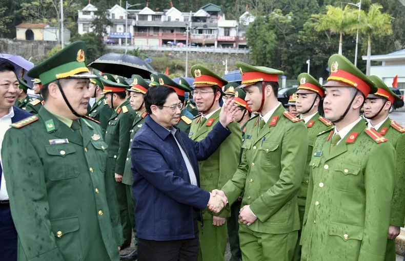 范明正总理和茶岭国际口岸干部战士。