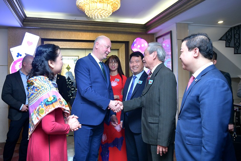 耶利亚兹科夫议长议长会见曾在保加利亚学习与工作的越南人代表。（图片来源：quochoi.vn）