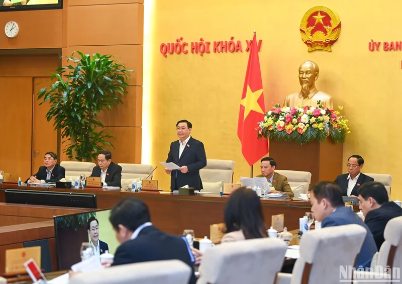 国会主席王廷惠在会议上发表讲话。