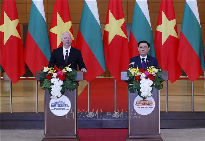 国会主席王廷惠与保加利亚议会议长耶利亚兹科夫举行联合新闻发布会。（图片来源：baotintuc.vn）