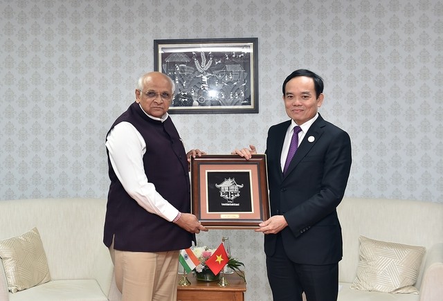 越南政府副总理陈流光和印度古吉拉特邦首席部长帕特尔。（图片来源：baochinhphu.vn）