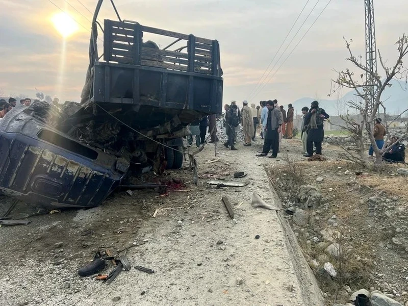 2024年1月8日巴基斯坦西北部开伯尔普赫图赫瓦省警车爆炸现场。（图片来源：越通社）