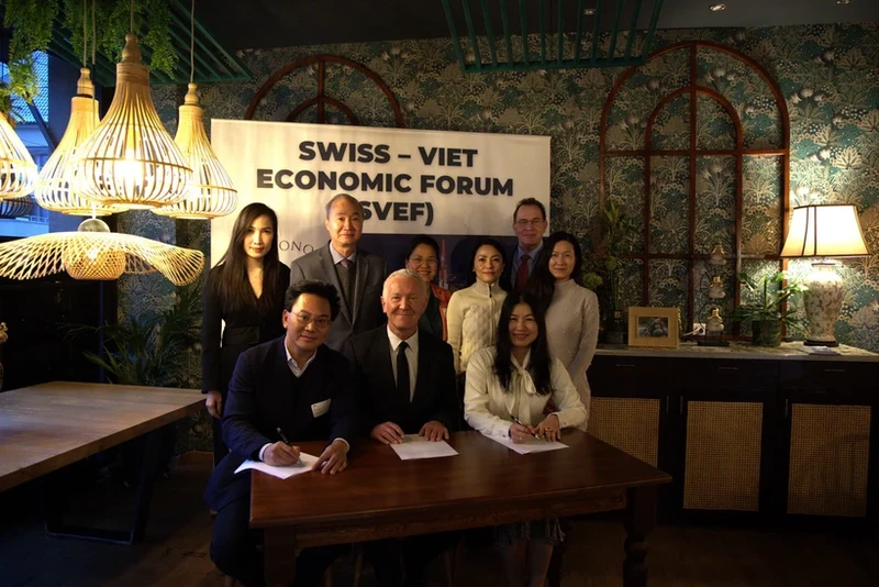 越南驻瑞士大使冯世龙和越南与瑞士经济论坛执行委员会成员。