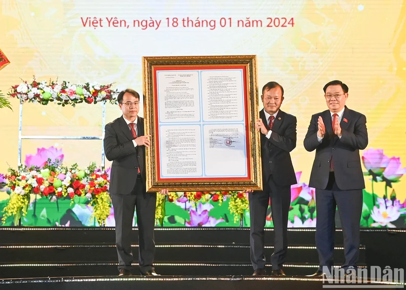 国会主席王廷惠向越安市领导授予决议。