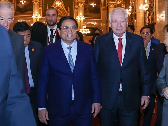 越南政府总理范明正会见匈牙利议会副议长亚考伯•伊什特万。（图片来源：baochinhphu.vn）