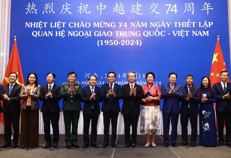 越南政府副总理陈流光和各位代表出席活动。（图片来源：越通社）
