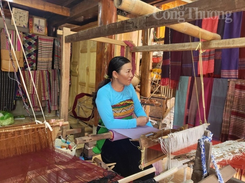 清化省傣族妇女编织土棉布。（图片来源：congthuong.vn）