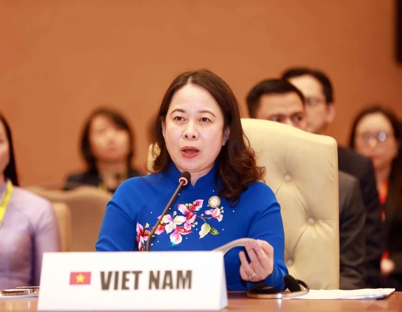 越南国家副主席武氏映春在会议上发表重要讲话。（图片来源：越通社）