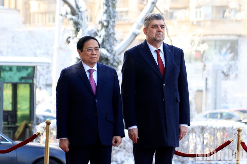越南政府总理范明正和罗马尼亚总理马切尔·乔拉库在欢迎仪式。