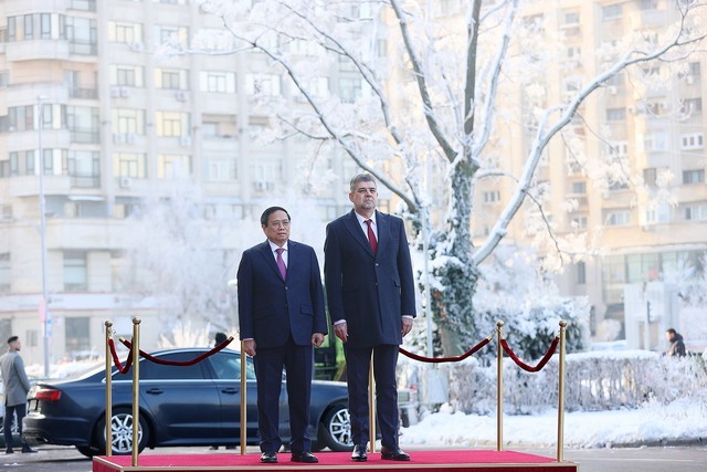 马切尔·乔拉库总理主持仪式，欢迎范明正总理对罗马尼亚进行正式访问。（图片来源：baochinhphu.vn）