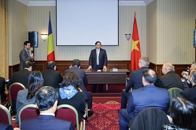 范明正总理会见罗马尼亚越南友好协会和罗越友好社团和友人代表。（图片来源：baochinhphu.vn）
