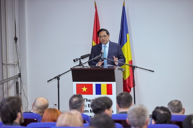 范明正总理在罗阿尼亚布加勒斯特建筑技术大学发表讲话。（图片来源：baochinhphu.vn）