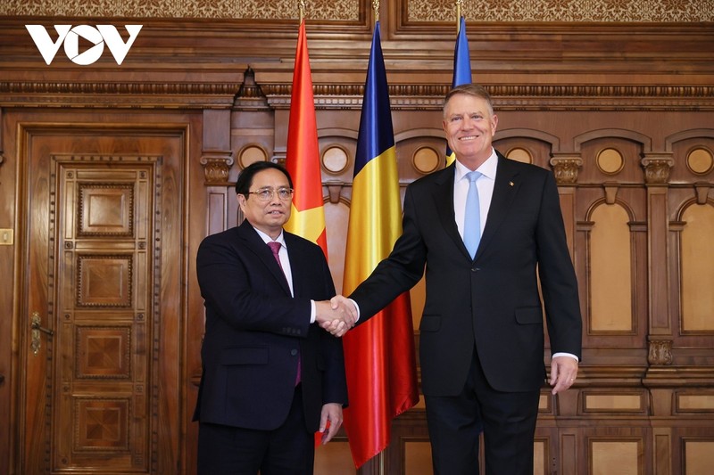 越南政府总理范明正和罗马尼亚总统克劳斯·约翰尼斯。（图片来源：vov.vn）