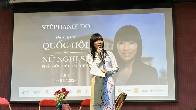 越裔女议员斯蒂芬妮·杜分享成功秘诀。（图片来源：越通社）