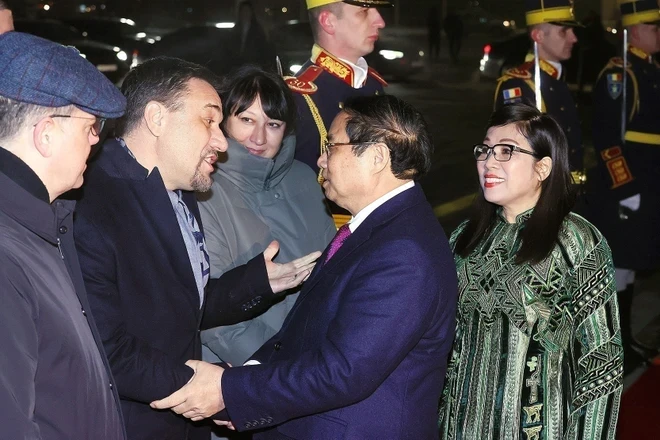 罗马尼亚官员来到机场送行范明正总理与夫人一行。（图片来源：越通社）