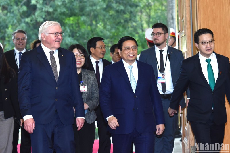 越南政府总理范明正欢迎德国总统施泰因迈尔。