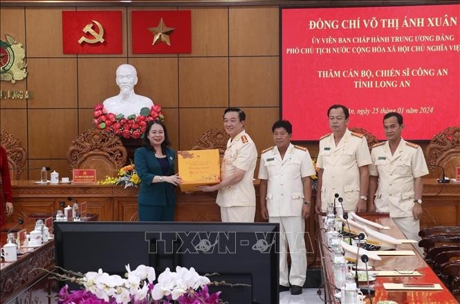越南国家副主席武氏映春向隆安省公安力量赠送礼物。（图片来源：dangcongsan.vn）