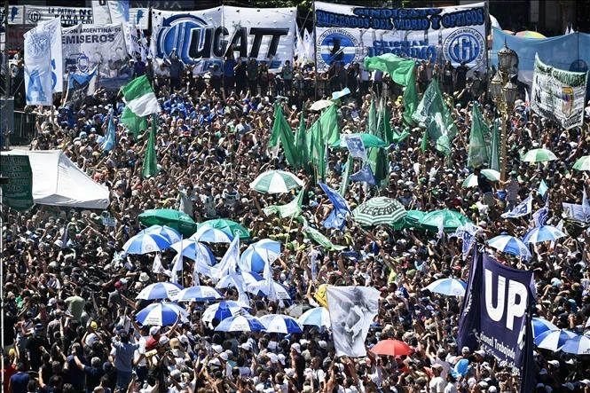 2024年1月24日在阿根廷布宜诺斯艾利斯的全国总罢工抗议紧缩政策。（图片来源：越通社）