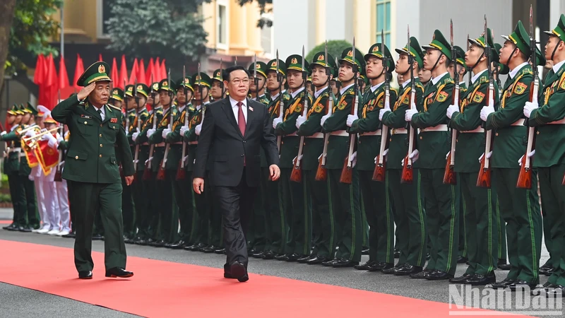 国会主席王廷惠走访边防部队司令部拜年。