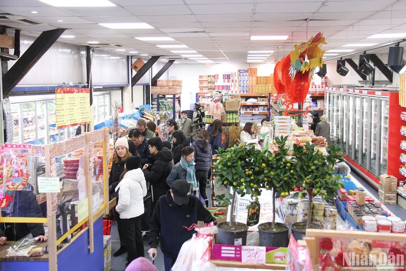 青平Jeune超市的热闹气氛。
