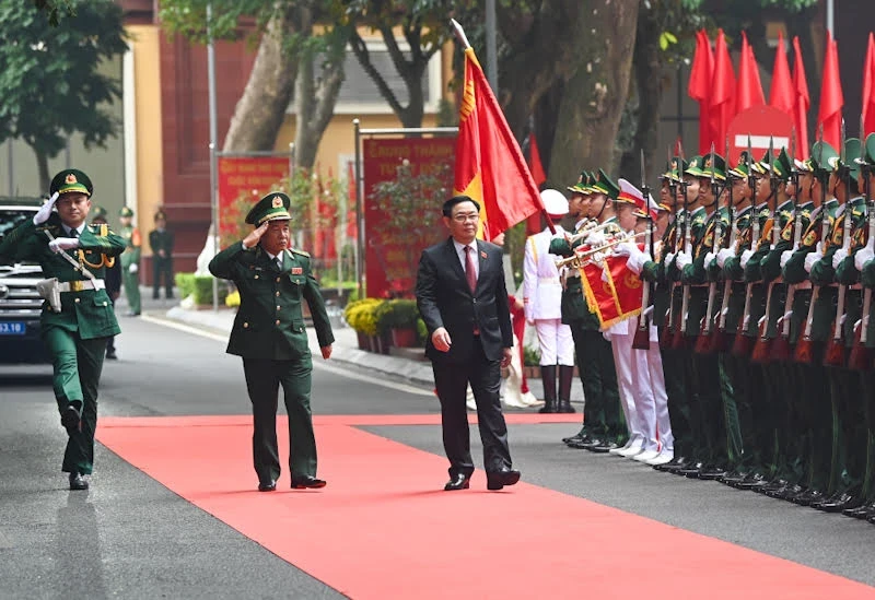 国会主席王廷惠走访边防部队司令部拜年。