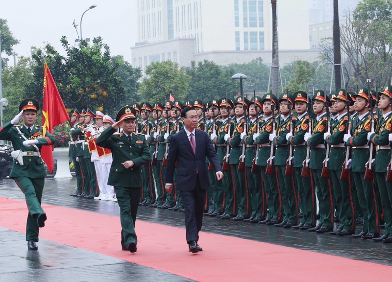 越南国家主席武文赏视察了越南军队电信工业集团。（图片来源：vov.vn）