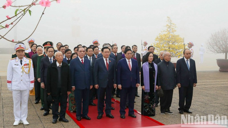 越南党和国家领导，前领导人前往胡志明主席陵瞻仰胡志明主席遗容。