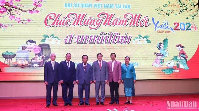 越南和老挝领导代表合影。