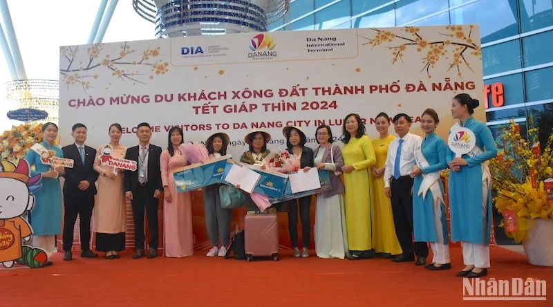 岘港市欢迎大年初一前来旅游的首批国内和国际游客。