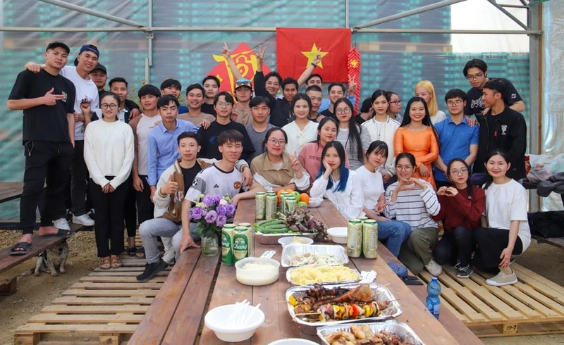 在以色列南部的越南实习生共迎新春佳节。（图片来源：越通社）