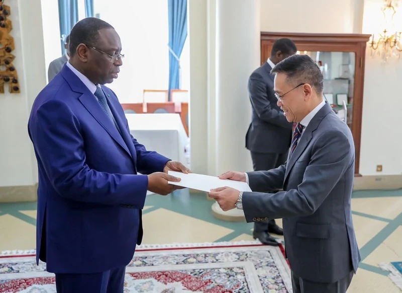 越南驻阿尔及利亚兼驻塞内加尔大使向塞内加尔总统递交委任书。（图片来源：越通社）