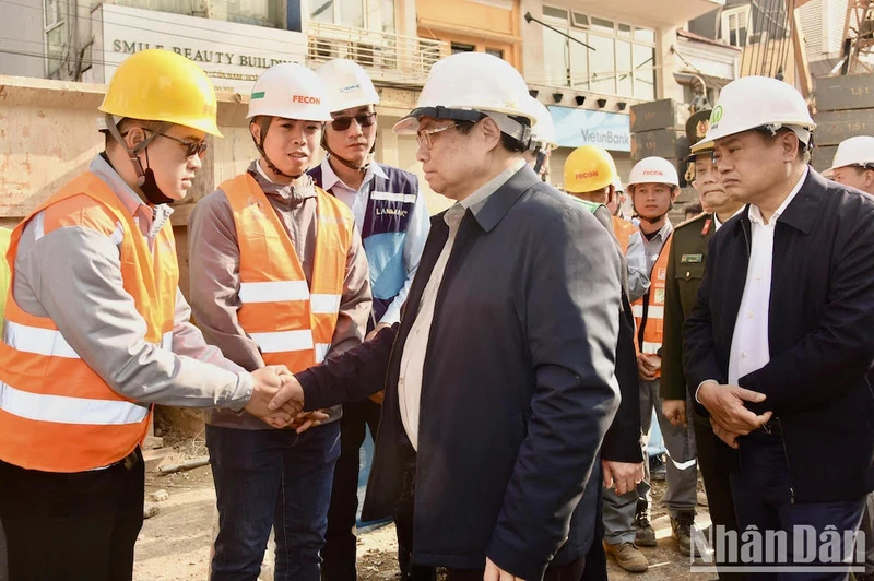 范明正总理视察呠-河内站城铁建设投资项目S12车站施工现场。（图片来源：陈海 摄）