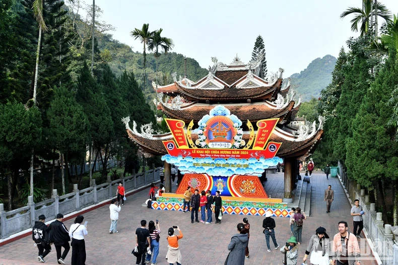 香寺接待大量游客。